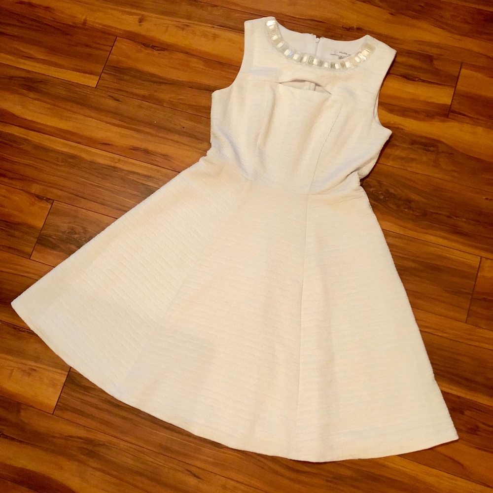 Classic & pretty white dress - size 6!